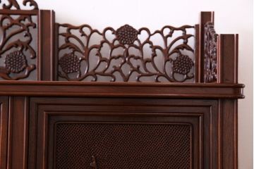 中古　民芸家具　唐木材(花梨材・カリン材)使用!美しい彫刻が目を惹く大振りなサイドボード(キャビネット、飾り棚)(定価約160万円)