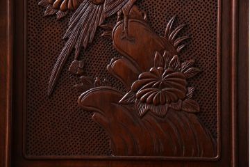 中古　民芸家具　唐木材(花梨材・カリン材)使用!美しい彫刻が目を惹く大振りなサイドボード(キャビネット、飾り棚)(定価約160万円)