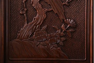 中古　民芸家具　唐木材(花梨材・カリン材)使用!美しい彫刻が目を惹く大振りなサイドボード(キャビネット、飾り棚)(定価約160万円)