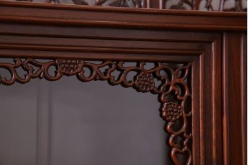 中古　民芸家具　唐木材(花梨材・カリン材)使用!美しい彫刻が目を惹く大振りなサイドボード(キャビネット、飾り棚)(定価約160万円)