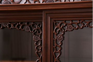 中古　民芸家具　唐木材(花梨材・カリン材)使用!美しい彫刻が目を惹く大振りなサイドボード(キャビネット、飾り棚)(定価約160万円)
