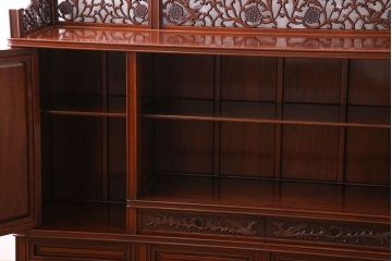 中古　民芸家具　唐木材(花梨材・カリン材)使用!美しい彫刻が目を惹く大振りなサイドボード(キャビネット、飾り棚)(定価約160万円)