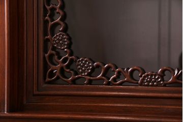 中古　民芸家具　唐木材(花梨材・カリン材)使用!美しい彫刻が目を惹く大振りなサイドボード(キャビネット、飾り棚)(定価約160万円)