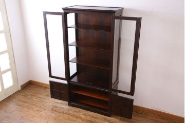 中古　希少な廃盤品!!　北海道民芸家具　OM158　上質な三方ガラス飾り棚(陳列棚、ガラスケース)