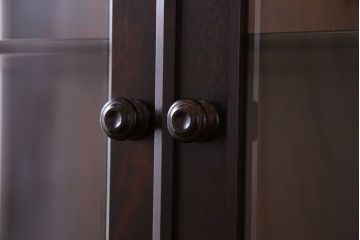 中古　希少な廃盤品!!　北海道民芸家具　OM158　上質な三方ガラス飾り棚(陳列棚、ガラスケース)