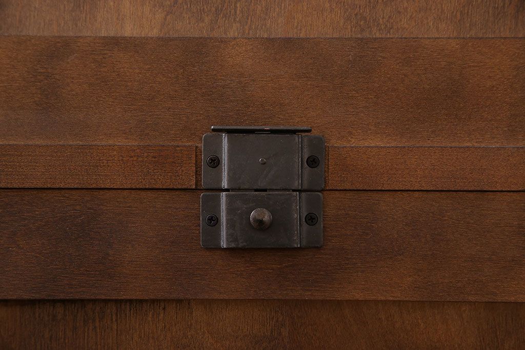 中古　希少な廃盤品!!　北海道民芸家具　OM158　上質な三方ガラス飾り棚(陳列棚、ガラスケース)