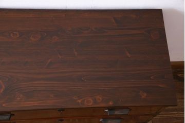 アンティーク家具　前面欅材　漆塗りが上品な鉄脚付きアンティークチェスト(箪笥、タンス、引き出し)