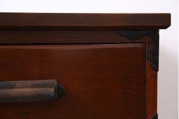 アンティーク家具　前面欅材　漆塗りが上品な鉄脚付きアンティークチェスト(箪笥、タンス、引き出し)
