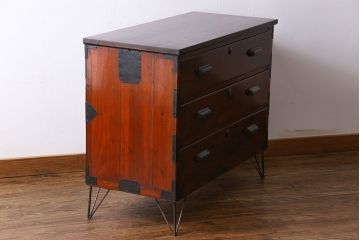 アンティーク家具　前面欅材　漆塗りが上品な鉄脚付きアンティークチェスト(箪笥、タンス、引き出し)