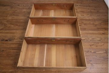 アンティーク家具　前面欅材　漆塗りが上品な鉄脚付きアンティークチェスト(箪笥、タンス、引き出し)