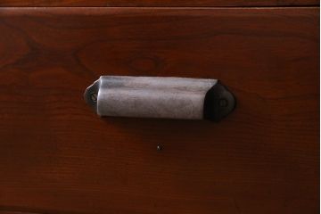 アンティーク家具　前面欅材　漆塗りが上品な鉄脚付きアンティークチェスト(箪笥、タンス、引き出し)