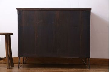 アンティーク家具　前面欅材　漆塗りが上品な鉄脚付きアンティークチェスト(箪笥、タンス、引き出し)