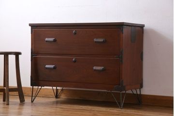 アンティーク家具　漆塗りが上品な鉄脚付きアンティークチェスト(箪笥、タンス、引き出し)・引き出し2杯