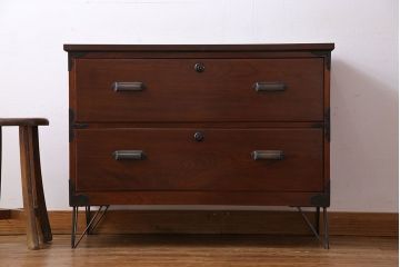 アンティーク家具　漆塗りが上品な鉄脚付きアンティークチェスト(箪笥、タンス、引き出し)・引き出し2杯