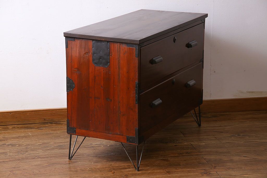 アンティーク家具　漆塗りが上品な鉄脚付きアンティークチェスト(箪笥、タンス、引き出し)・引き出し2杯