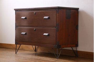 アンティーク家具　漆塗りが上品な鉄脚付きアンティークチェスト(箪笥、タンス、引き出し)・引き出し2杯