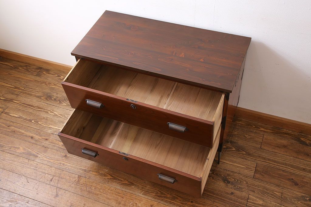 アンティーク家具　漆塗りが上品な鉄脚付きアンティークチェスト(箪笥、タンス、引き出し)・引き出し2杯