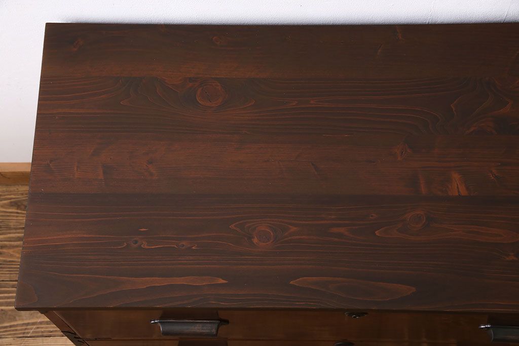 アンティーク家具　漆塗りが上品な鉄脚付きアンティークチェスト(箪笥、タンス、引き出し)・引き出し2杯