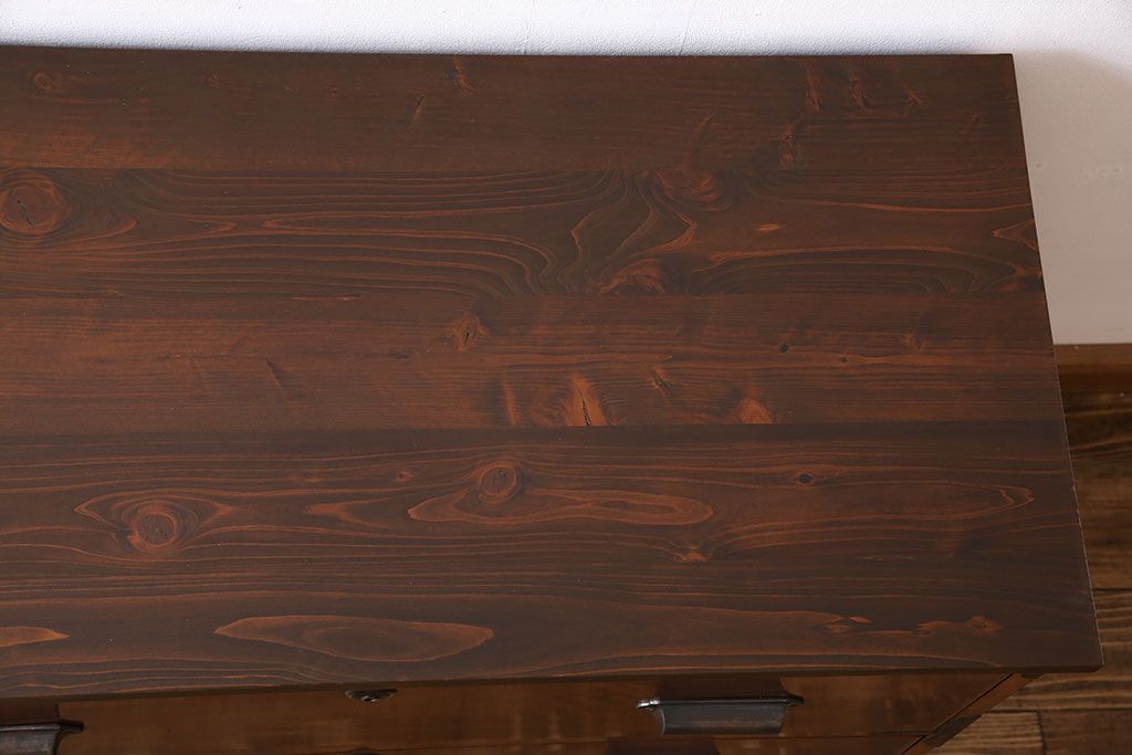 アンティーク家具　漆塗りが上品な鉄脚付きアンティークチェスト(箪笥、タンス、引き出し)・引き出し2杯