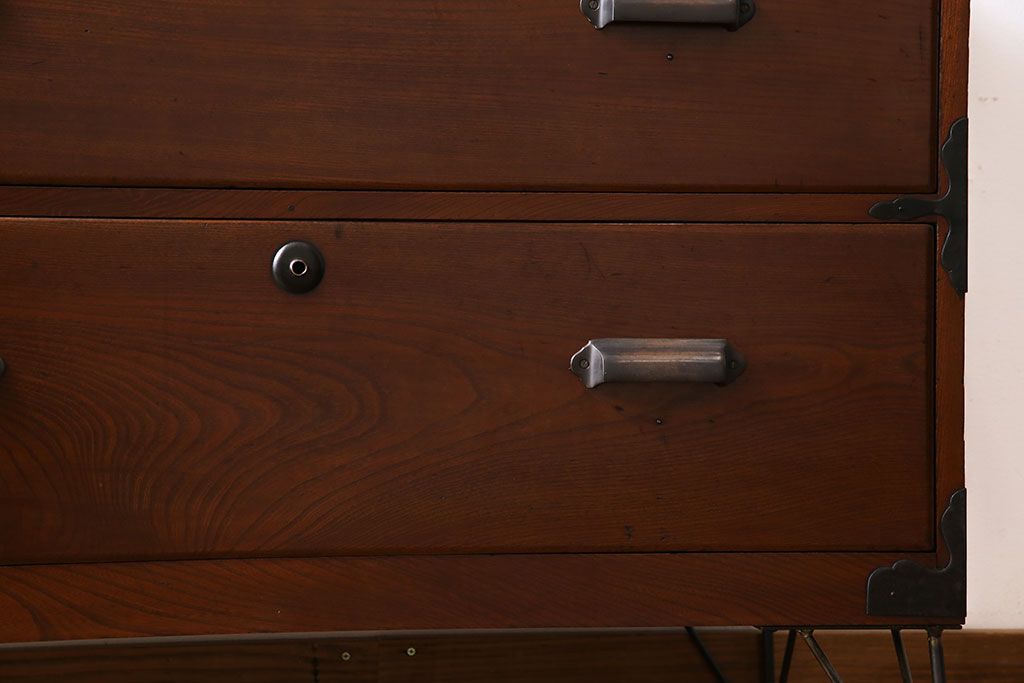 アンティーク家具　漆塗りが上品な鉄脚付きアンティークチェスト(箪笥、タンス、引き出し)・引き出し2杯