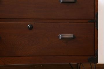 アンティーク家具　漆塗りが上品な鉄脚付きアンティークチェスト(箪笥、タンス、引き出し)・引き出し2杯