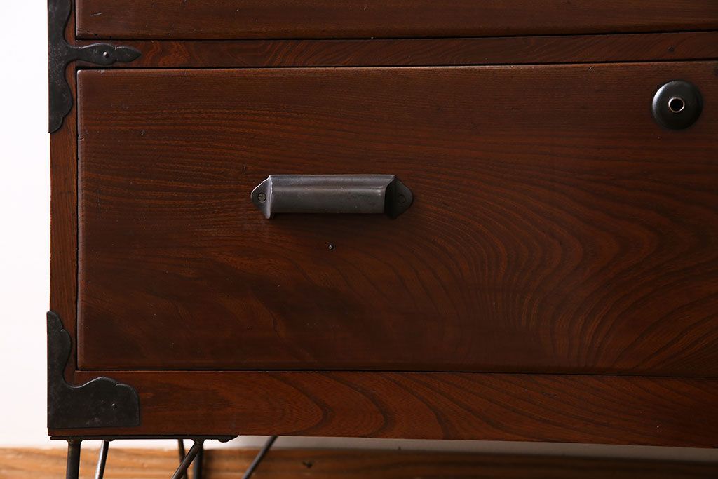 アンティーク家具　漆塗りが上品な鉄脚付きアンティークチェスト(箪笥、タンス、引き出し)・引き出し2杯