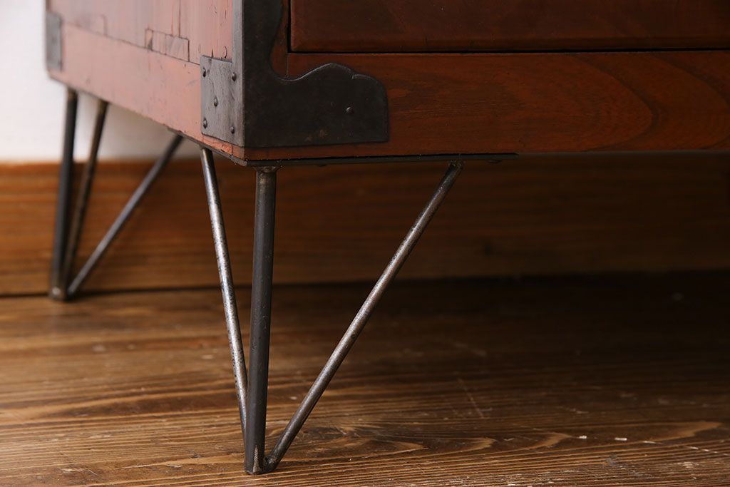 アンティーク家具　漆塗りが上品な鉄脚付きアンティークチェスト(箪笥、タンス、引き出し)・引き出し2杯