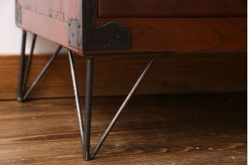 アンティーク家具　漆塗りが上品な鉄脚付きアンティークチェスト(箪笥、タンス、引き出し)・引き出し2杯