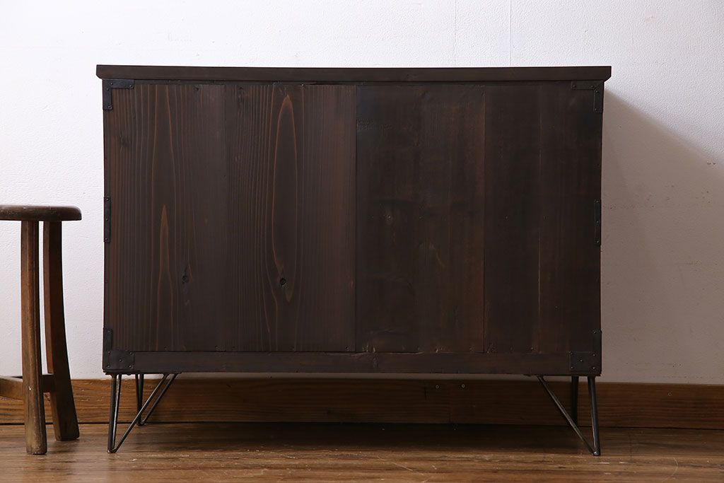 アンティーク家具　漆塗りが上品な鉄脚付きアンティークチェスト(箪笥、タンス、引き出し)・引き出し2杯