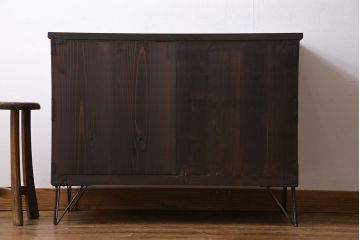 アンティーク家具　漆塗りが上品な鉄脚付きアンティークチェスト(箪笥、タンス、引き出し)・引き出し2杯