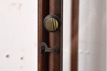 アンティーク家具　和製アンティーク　カバ材　味わい深い風合いのガラスケース