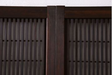 昭和期　腰板ケヤキ材　上品な雰囲気漂う裏障子付き格子戸(引き戸、建具)2枚セット(1)