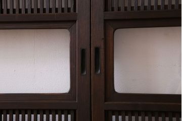 昭和期　腰板ケヤキ材　上品な雰囲気漂う裏障子付き格子戸(引き戸、建具)2枚セット(1)