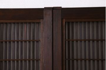 昭和期　腰板ケヤキ材　上品な雰囲気漂う裏障子付き格子戸(引き戸、建具)2枚セット(1)