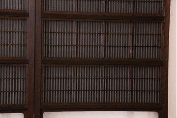 昭和期　腰板ケヤキ材　上品な雰囲気漂う裏障子付き格子戸(引き戸、建具)2枚セット(1)