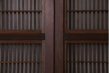 昭和期　腰板ケヤキ材　上品な雰囲気漂う裏障子付き格子戸(引き戸、建具)2枚セット(1)