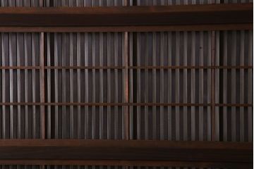 昭和期　腰板ケヤキ材　上品な雰囲気漂う裏障子付き格子戸(引き戸、建具)2枚セット(1)