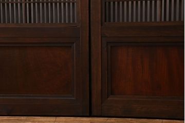 昭和期　腰板ケヤキ材　上品な雰囲気漂う裏障子付き格子戸(引き戸、建具)2枚セット(1)