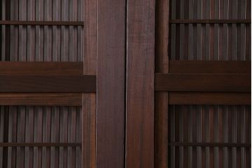 和製アンティーク　腰板ケヤキ材　細かな桟が美しい上質な裏障子付き格子戸(引き戸、建具)4枚セット