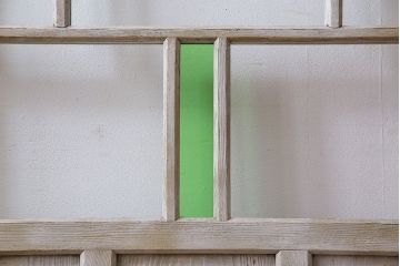 ペイント家具　色ガラスがアクセントのレトロなペイントガラス戸(引き戸、建具)