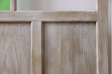 ペイント家具　色ガラスがアクセントのレトロなペイントガラス戸(引き戸、建具)