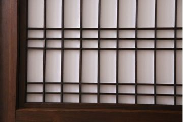 和製アンティーク　障子付き　どっしりとした存在感と繊細な雰囲気漂う格子帯戸(板戸、障子戸、引き戸、建具)4枚セット