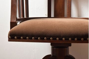 レトロ家具　和製アンティーク　ナラ材　深みのある木味のレトロな回転イス(チェア、椅子)