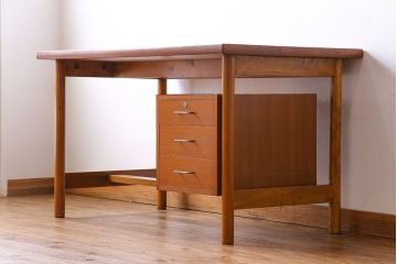 ヴィンテージ家具　日本製　チーク材　温かな色合いのビンテージデスク(片袖机)