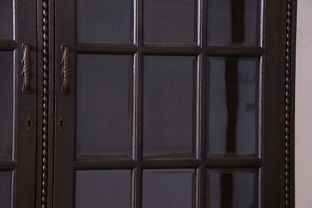 神戸家具　ナラ材　上品で落ち着きのあるビンテージ食器棚(キャビネット、収納棚、戸棚)