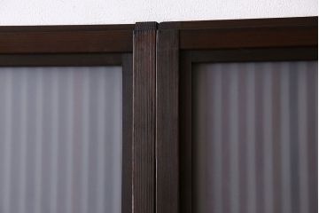 和製アンティーク　和モダンな雰囲気漂う裏ガラス入り格子戸(引き戸、建具)4枚セット