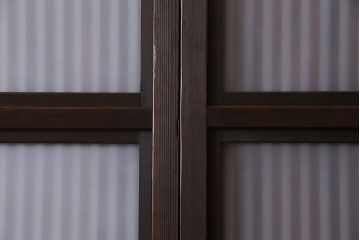 和製アンティーク　和モダンな雰囲気漂う裏ガラス入り格子戸(引き戸、建具)4枚セット