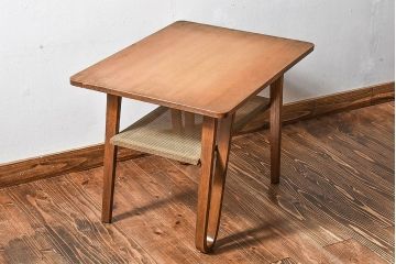 レトロ家具　昭和レトロ　網棚付き　温かみのある木味が魅力的なサイドテーブル(カフェテーブル)