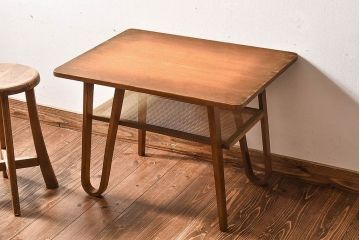 レトロ家具　昭和レトロ　網棚付き　温かみのある木味が魅力的なサイドテーブル(カフェテーブル)