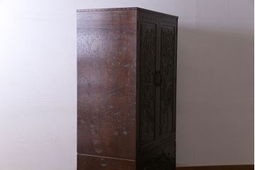 中古　伝統工芸　軽井沢彫りが施された上質なワードローブ(収納棚、洋服タンス、キャビネット)